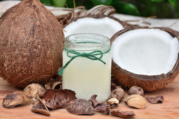 ¿Te gusta la leche de coco? Mira a los esclavos que usan en su producción
