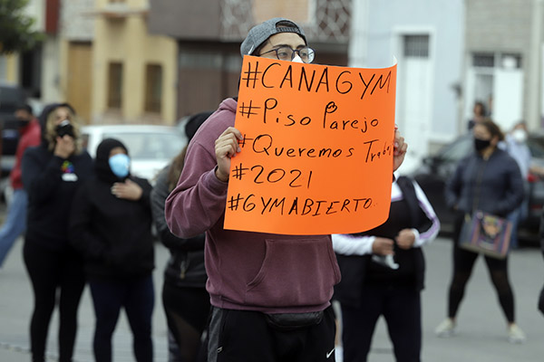 Con protestas, exigen piso parejo y apoyo para gimnasios