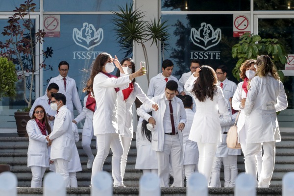 Médicos de pregrado, otros héroes olvidados en la pandemia