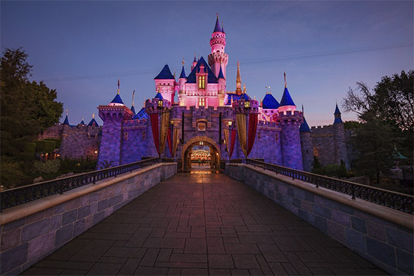 Disneyland se convierte en el primer gran punto de vacunación contra COVID-19
