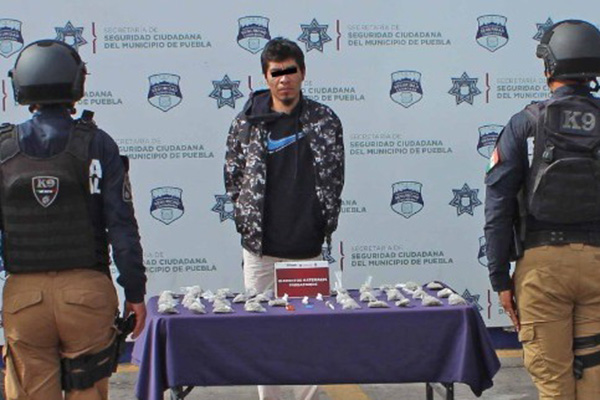 Sujeto detenido en posesión de 50 dosis de droga