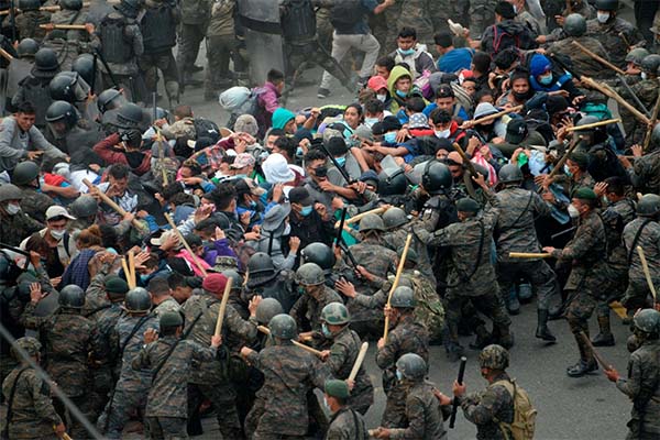 Reprimen con violencia a caravana de migrantes hondureños en Guatemala