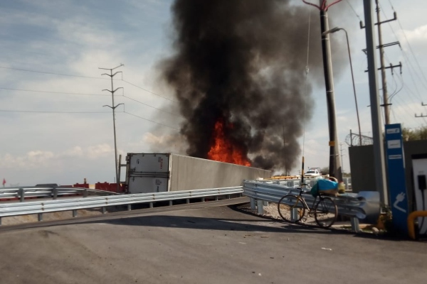 Tráiler vuelca y se incendia en la autopista desquiciando el tránsito