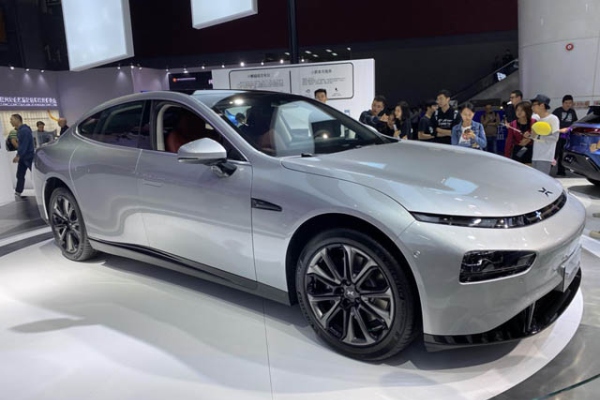 Presentan en China auto eléctrico capaz de conducirse solo