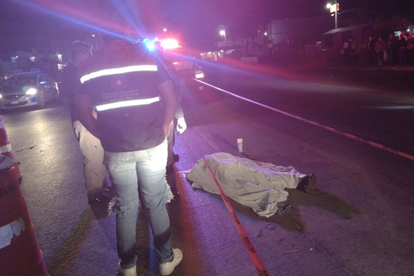 Hombre no logra cruzar la carretera y muere atropellado