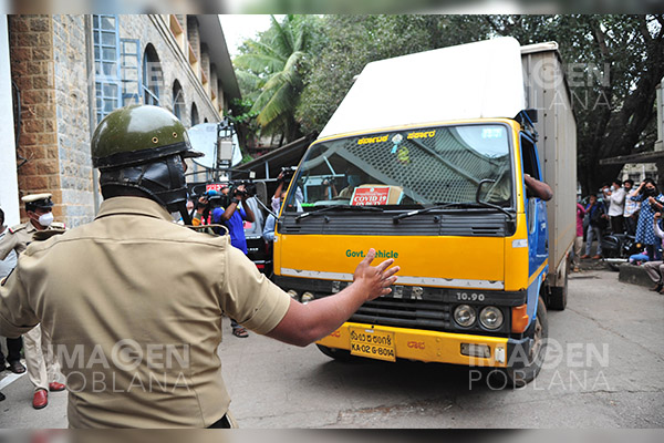 Mueren 13 trabajadores atropellados por un camión en India