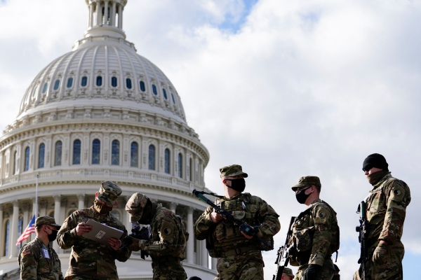 Retiran a 12 soldados de la seguridad de Biden por nexos con extremistas