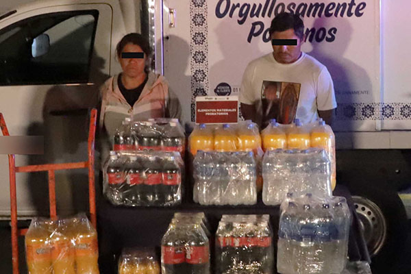 Les cayó la Policía cuando descargaban mercancía de vehículo robado