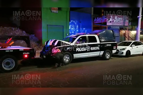 Policías municipales chocan patrullas por conducir con exceso de velocidad