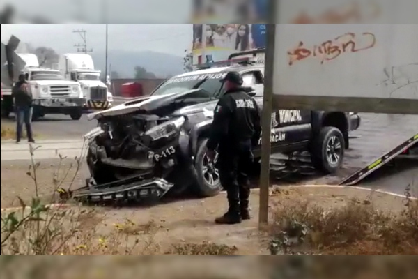 Imprudente policía falla al querer ganarle el paso al tren