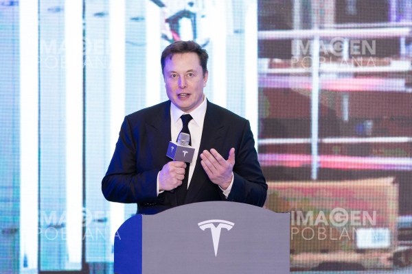 Elon Musk responde a un internauta después de 154 mensajes