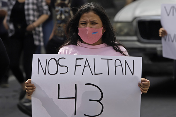 Dictan formal prisión para exmando policial por 43 estudiantes