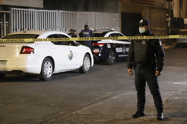 Hombre cayó de un tercer piso; dicen que estaba en una fiesta