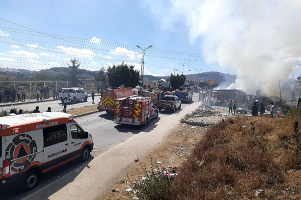 Moviliza incendio en recicladora a policías y bomberos