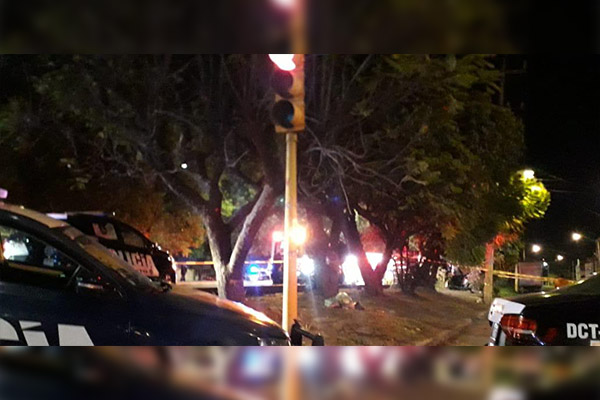Perdió el control del auto y mató a un motociclista