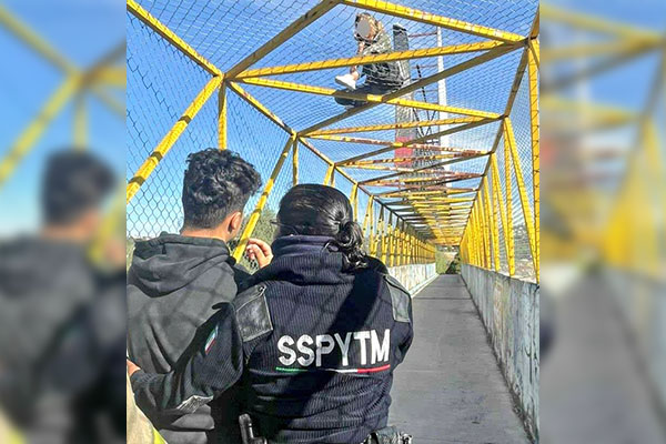 Mujer amaga con lanzarse desde un puente peatonal