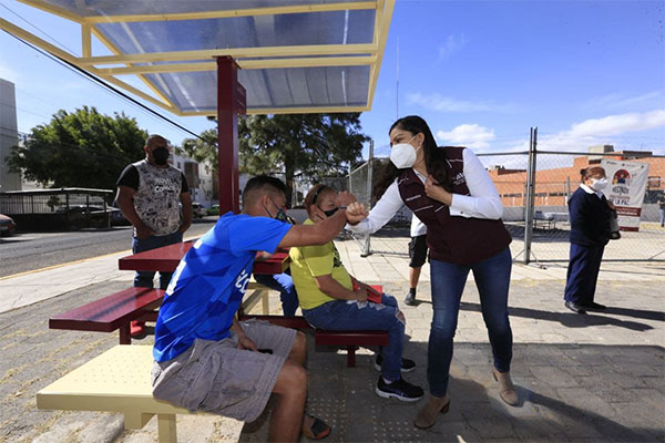 Claudia Rivera entrega domo escolar y guarniciones en La Margarita