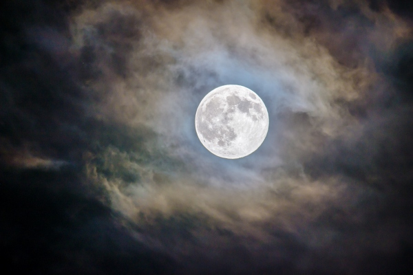 En noches previas a la luna llena, la gente se acuesta más tarde y duerme menos