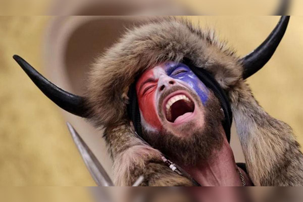 Tras estar "terriblemente enamorado" de Trump, QAnon Shaman testificará en su contra