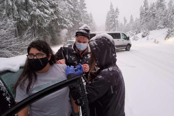 Vacunan a conductores atrapados por una tormenta de nieve para salvar dosis