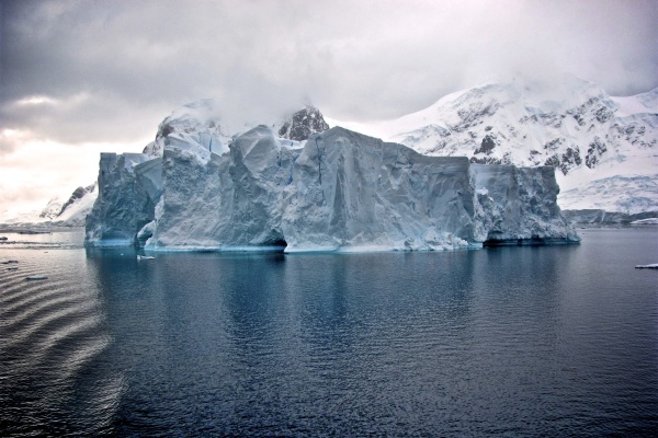 El mayor iceberg del mundo se parte en dos