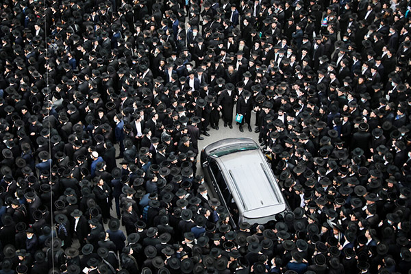Miles de personas asisten a funeral de rabino en Jerusalén violando la normativa sanitaria