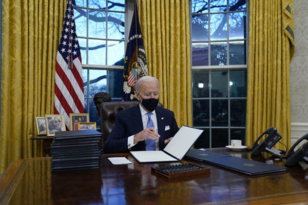 Biden instruye acciones para impulsar la naturalización de inmigrantes en EU