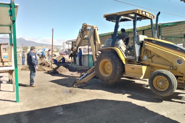 Amplían y mejoran drenaje sanitario en el mercado municipal de Amozoc