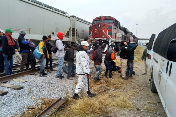 Detienen a 28 migrantes cuando viajaban en “la Bestia”