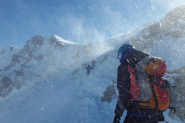 Sube a 24 cifra de muertos por desprendimiento de glaciar en India