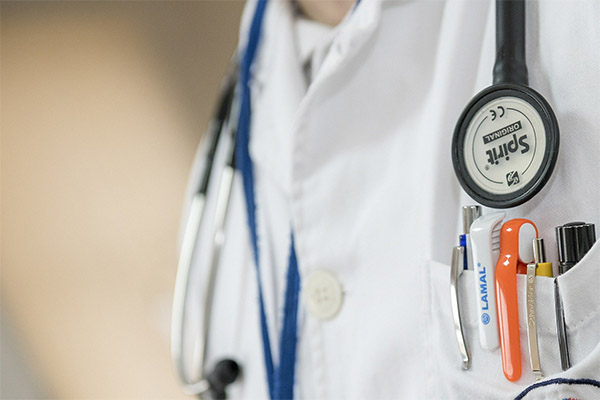Doctora alerta por enfermedad desconocida y es destituida por “causar pánico”