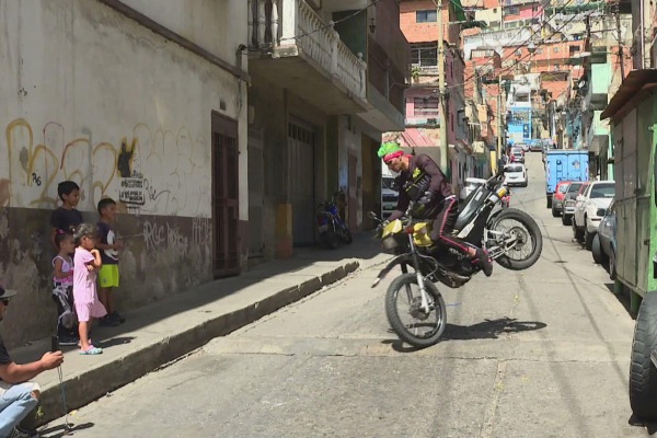 Motopiruetas, práctica que gana espacios en los barrios de Venezuela