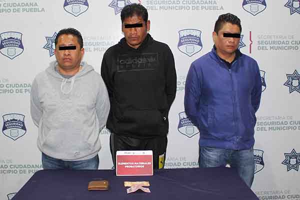 Muy “valerosos”, echaron montón a un transeúnte para quitarle su billetera