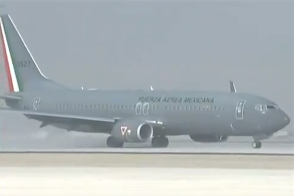 Aterriza primer vuelo en nuevo aeropuerto de México con AMLO a bordo