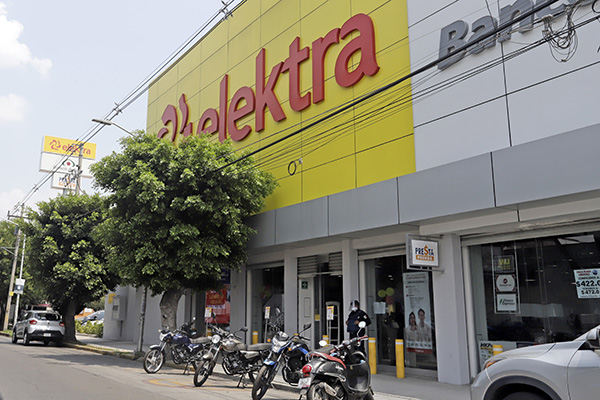 Descarados sujetos piden ver celulares y huyen sin pagarlos