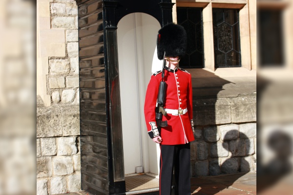 apoyo Misterioso Esperar algo Por qué la Guardia Real Inglesa usa sombreros tan altos?