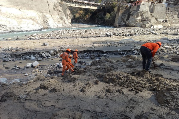 Asciende a 55 la cifra de muertos tras el colapso de un glaciar en el Himalaya
