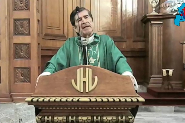 Obispo causa indignación al decir que usar cubrebocas "es no confiar en Dios"