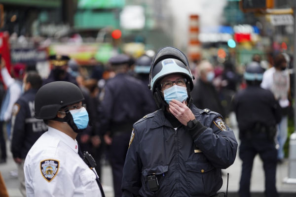 Despliegan cientos de policías en metro de Nueva York por aumento de violencia