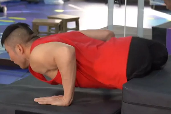 Entrenador de fitness sin piernas inspira a miles de personas