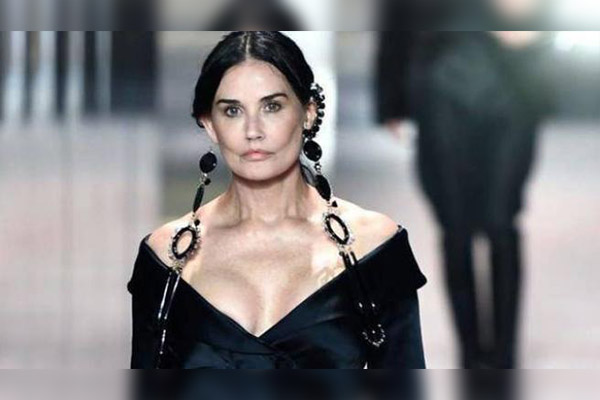 Demi Moore reaparece al natural tras críticas sobre su rostro en desfile de modas