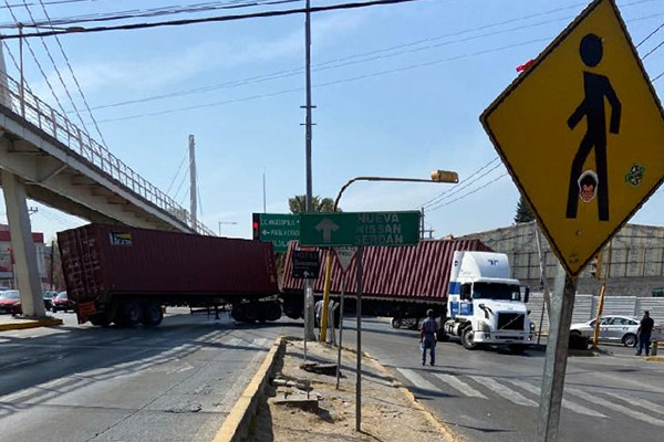 Caos vehicular provoca tractocamión a punto de volcar