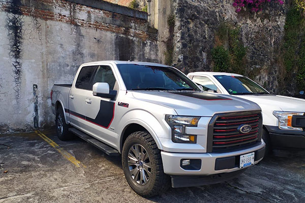 Hombres armados roban camioneta en retén falso