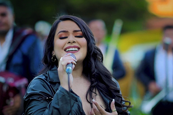 Kimberly Pleitez estrena “Besitos”, tema interpretado originalmente por Selena