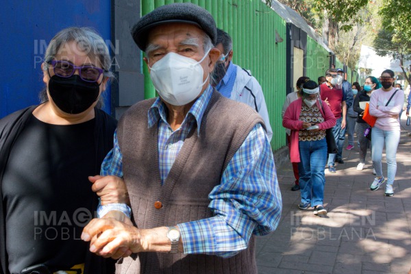 Dar prioridad a la vacunación de adultos mayores salva más vidas