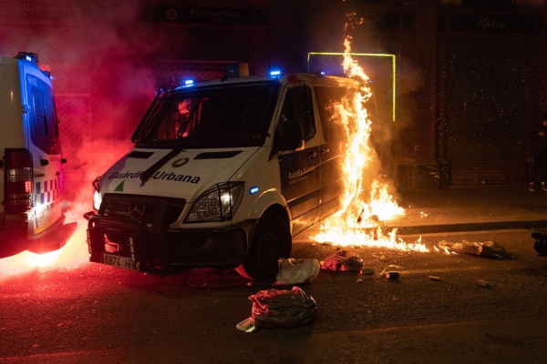 Ataques a bancos, comercios y un vehículo policial incendiado, saldo de disturbios en Barcelona