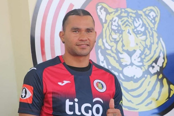 “Gullit” Peña y su millonario salario en El Salvador
