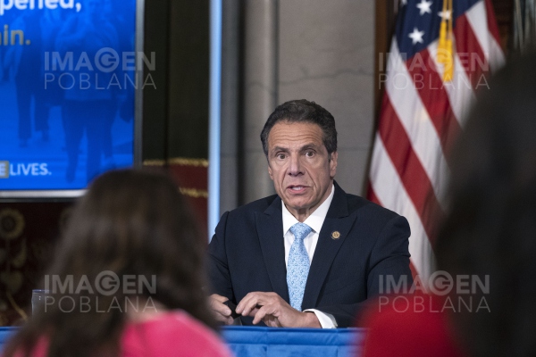 Gobernador de NY se disculpa por denuncias de acoso sexual y no dejará el cargo
