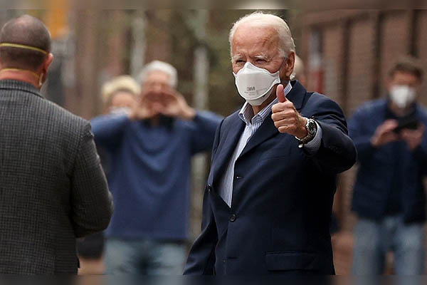 Biden tilda de “neandertal” quitarse el cubrebocas cuando las cosas mejoran