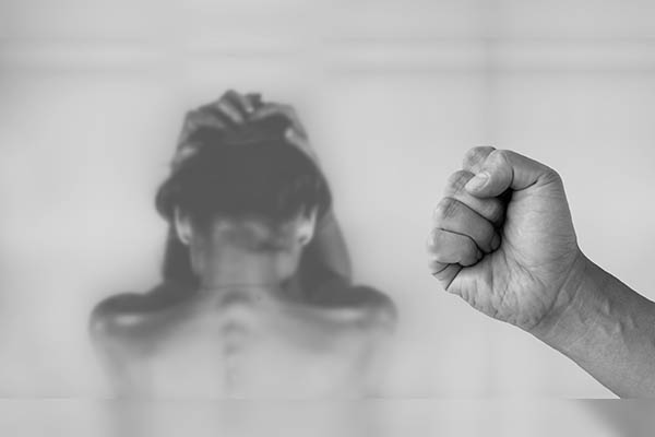 Decapita a su hija tras hallarla con un joven y se entrega a la policía con cabeza en mano